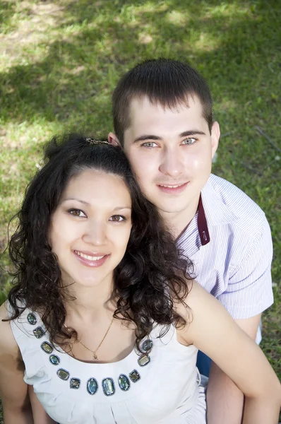 Paar umarmt sich im Park und sieht glücklich aus — Stockfoto