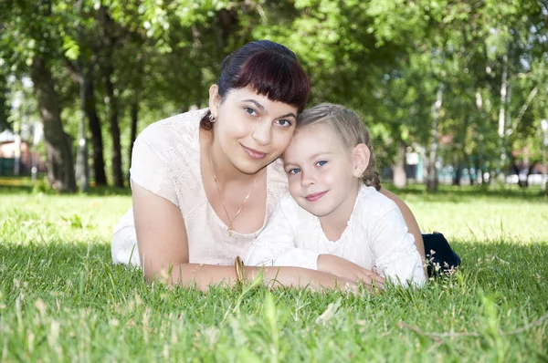 Mom and girl in park — Stock Photo, Image