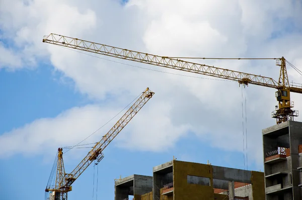 Building crane and building under construction — Stock Photo, Image