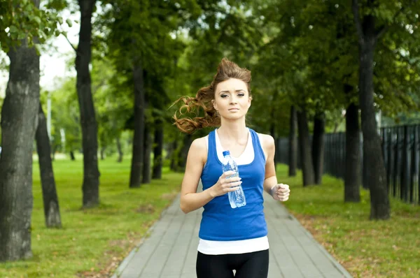 夏に公園をジョギングする若い女性が — ストック写真