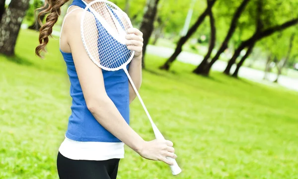 Piękna młoda kobieta z rakiety do badmintona — Zdjęcie stockowe