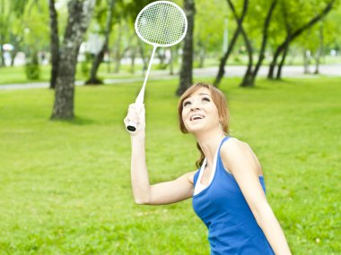 badminton raket ile güzel bir genç kadın