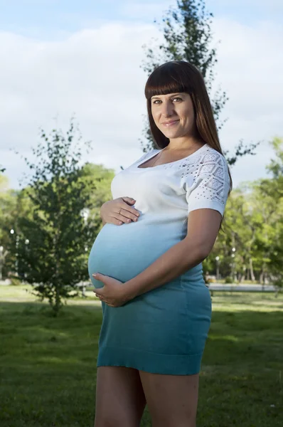 怀孕的年轻女子微笑 — 图库照片