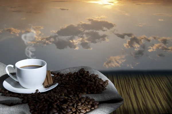 Ziarna kawy i filiżanki kawy, kolaż — Zdjęcie stockowe