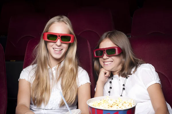 映画館で映画を見て 2 つの美しい女の子 — ストック写真