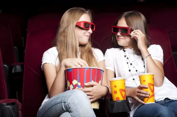 两个美丽的女孩，看一场电影在电影院 — 图库照片
