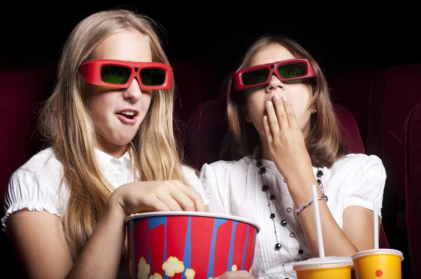 Dwie piękne dziewczyny oglądania filmu w kinie — Zdjęcie stockowe