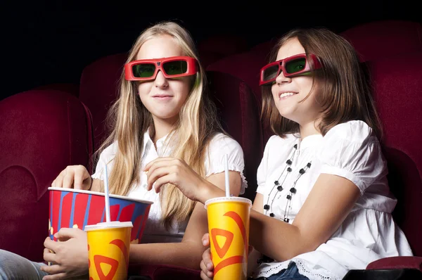 Dos hermosas chicas viendo una película en el cine —  Fotos de Stock
