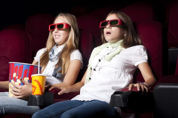 Dwie piękne dziewczyny oglądania filmu w kinie — Zdjęcie stockowe