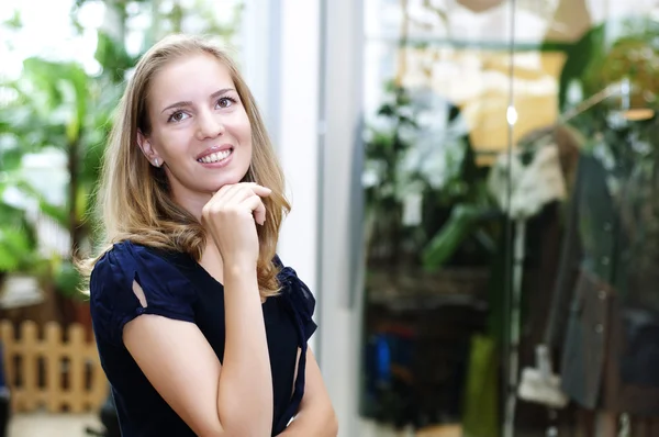 Portrait of a beautiful woman in the store — Stock Photo, Image
