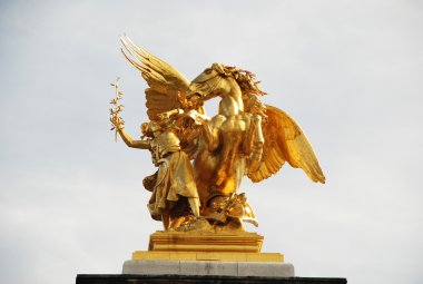 Altın heykeli
