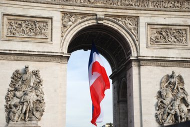 arco del triunfo con la bandera francesa