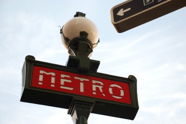 Paris 'te metro işareti