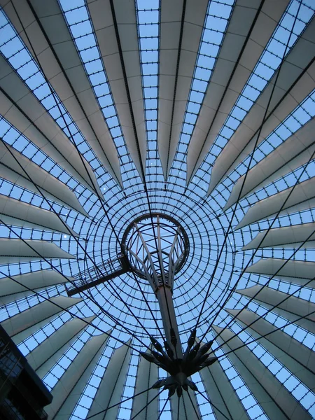 Berlin 'deki Sony Center' ın çatısında. — Stok fotoğraf