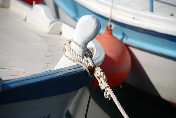 Beyaz balıkçı teknesi — Stok fotoğraf