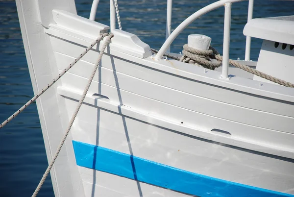 Beyaz balıkçı teknesi — Stok fotoğraf