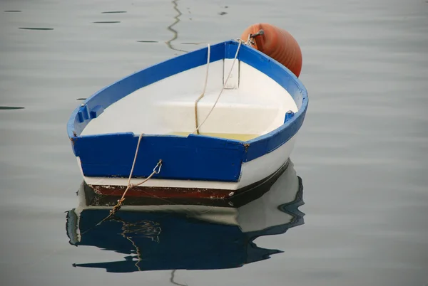 Маленькая рыбацкая лодка — стоковое фото