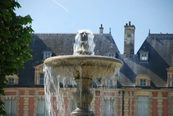 喷泉 place de vosges 广场，巴黎 — 图库照片
