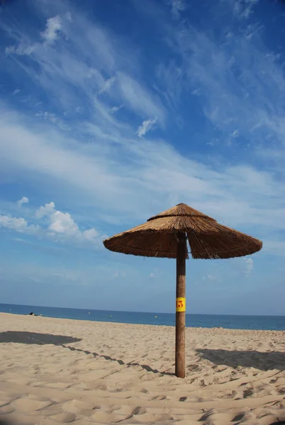 Halm parasoll på stranden — Stockfoto