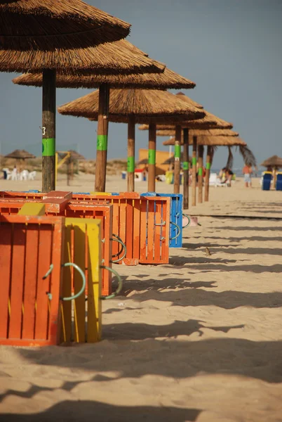 Słomiane parasole na plaży — Zdjęcie stockowe
