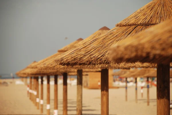 Słomiane parasole na plaży — Zdjęcie stockowe
