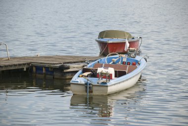 Göl kenarında elektrikli tekneler