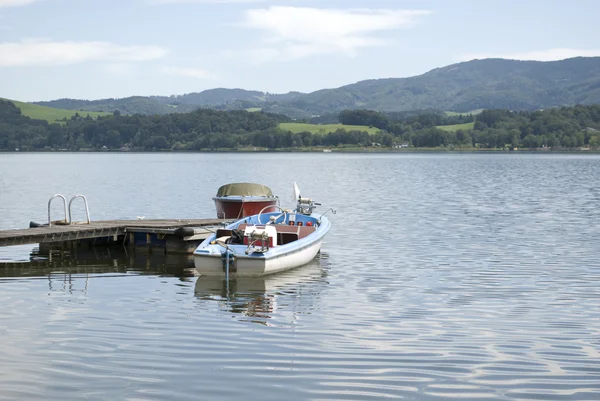 Göl kenarında elektrikli tekneler — Stok fotoğraf