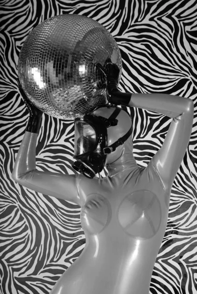 Fetish meisje en disco bal — Stockfoto