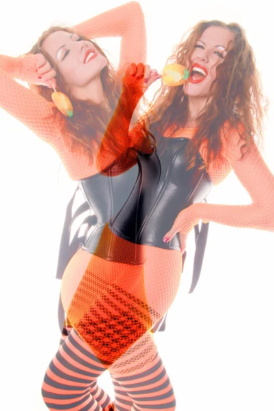 Heldere meisje in oranje fishnet jurk, gestreepte panty en pu korset — Stockfoto