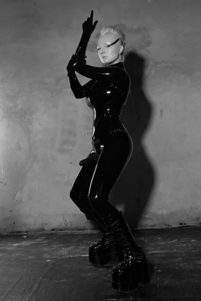 恋物癖女主人在黑色乳胶 catsuit — 图库照片