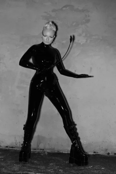 Maîtresse fétiche en latex noir Catsuit avec cuir Crop — Photo