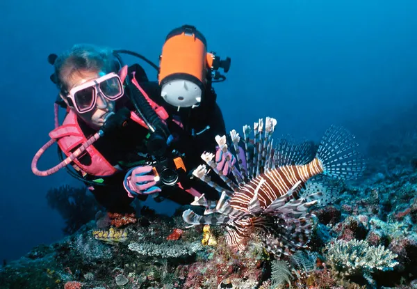 Female diver and lionfish — Stock Photo, Image
