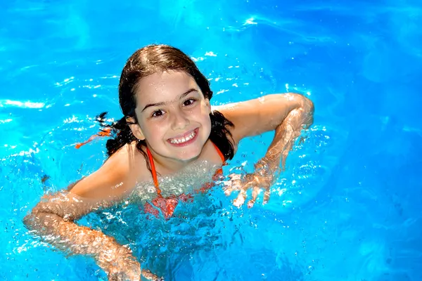Девушка у бассейна — стоковое фото