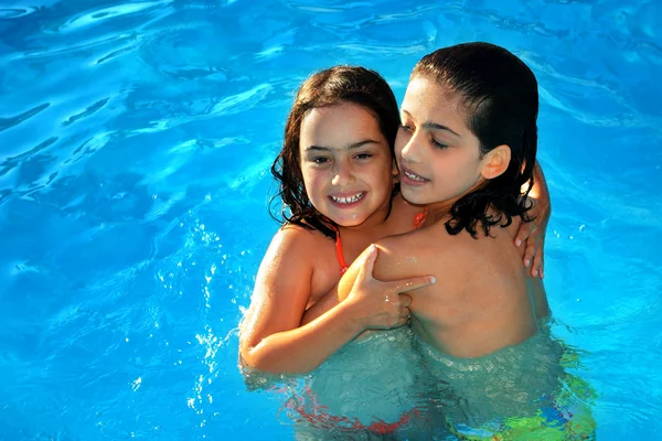 Meninas da piscina — Fotografia de Stock