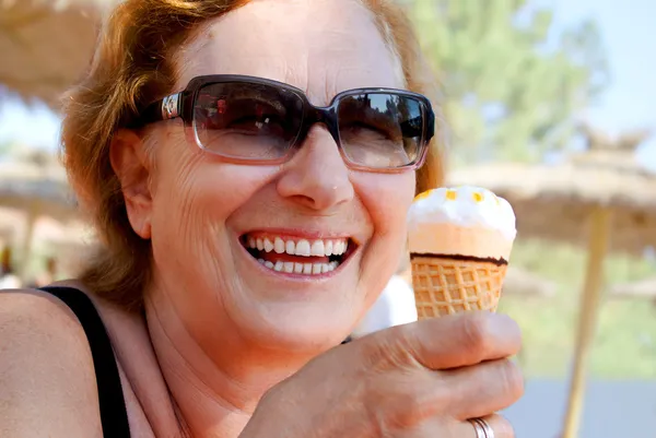 冰淇淋女人 — 图库照片