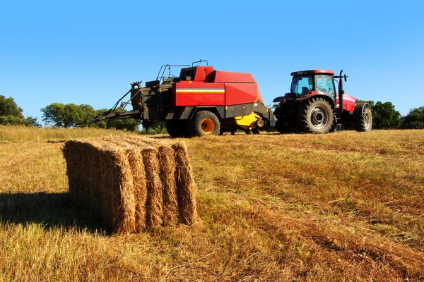 Traktor und Stroh — Stockfoto