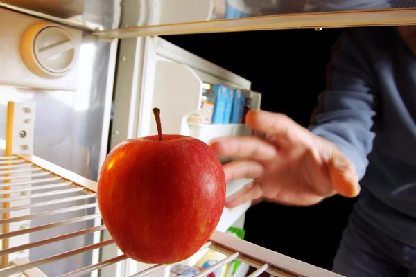 Buzdolabı üzerinde elma — Stok fotoğraf