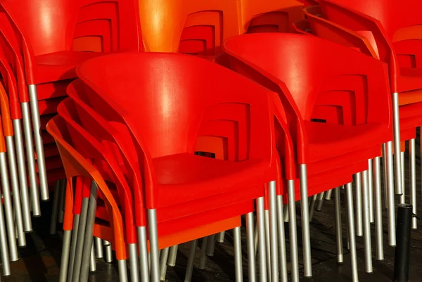 Gestapelde stoelen — Stockfoto
