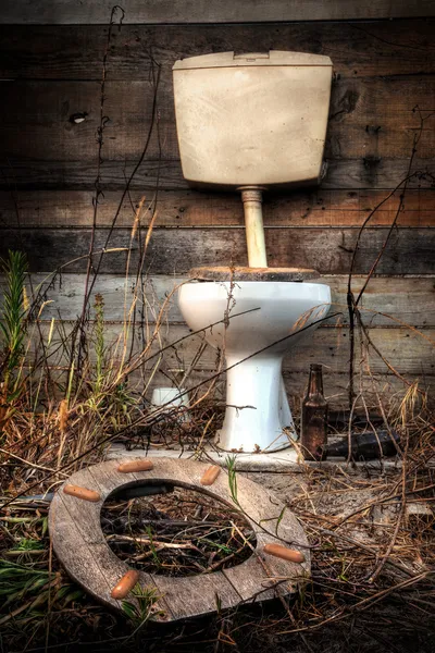 Старый туалет — стоковое фото