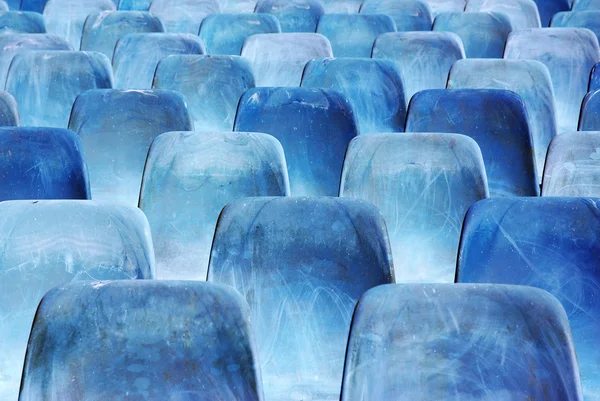 Wiersze niebieskie krzesła — Zdjęcie stockowe