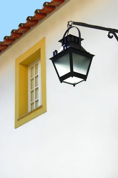 Уличные фонари и окна — стоковое фото