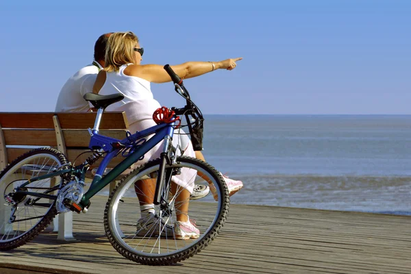 Par och cykel — Stockfoto