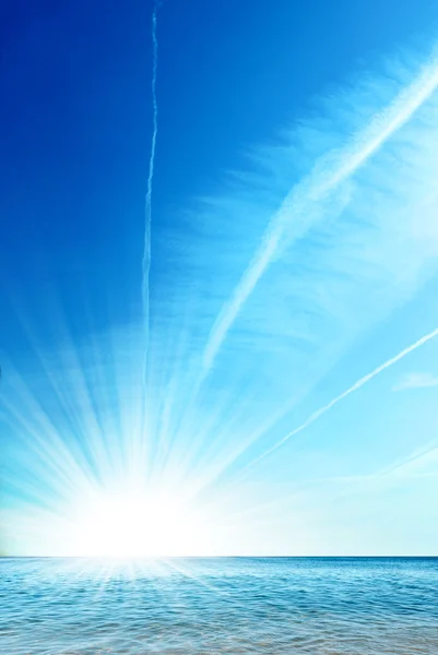 Blauer Himmel und Ozean — Stockfoto