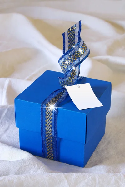 Синий подарок — стоковое фото