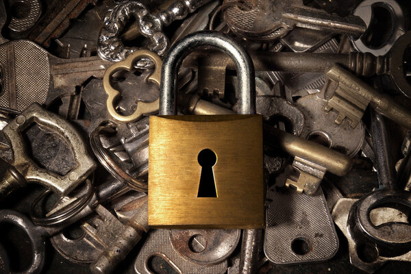 Замок над ключами
