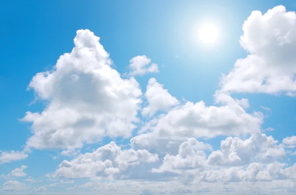Облака и солнце — стоковое фото