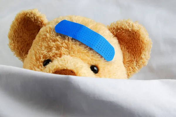 Тедди в постели — стоковое фото