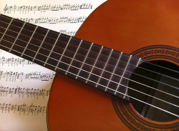 Gitarr och partiture — Stockfoto