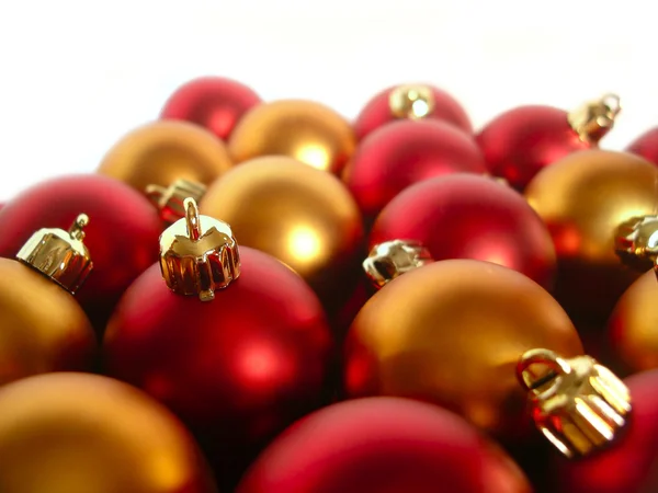 Gold und rote Weihnachtskugeln — Stockfoto