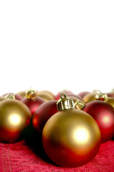 Altın bir kırmızı Noel topları — Stok fotoğraf